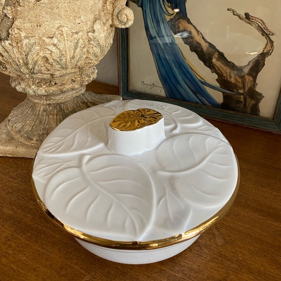 Vintage USA Rare Unique Pottery Covered Dish Leaf Design Gold Trim - Picture 7 of 16